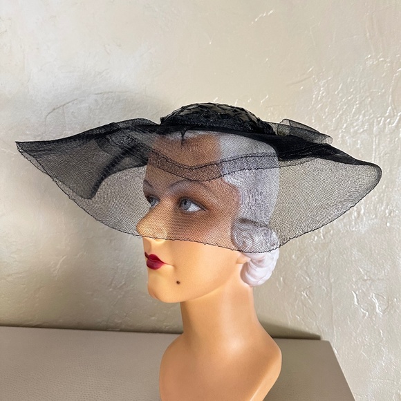 ROMANTIC 1930s\' BLACK STRAW HAT - SEE-THROUGH BRIM & YELLOW FLOWERS AT THE BACK main image 3